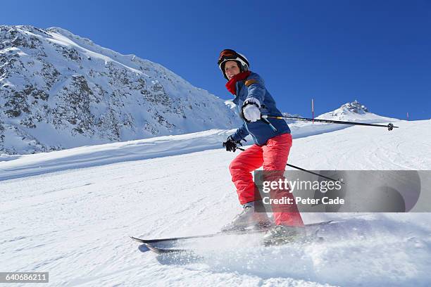 woman skiing - woman scarf trousers stockfoto's en -beelden