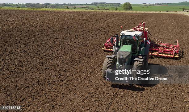 tractor drilling field - arado maquinaria de agricultura - fotografias e filmes do acervo