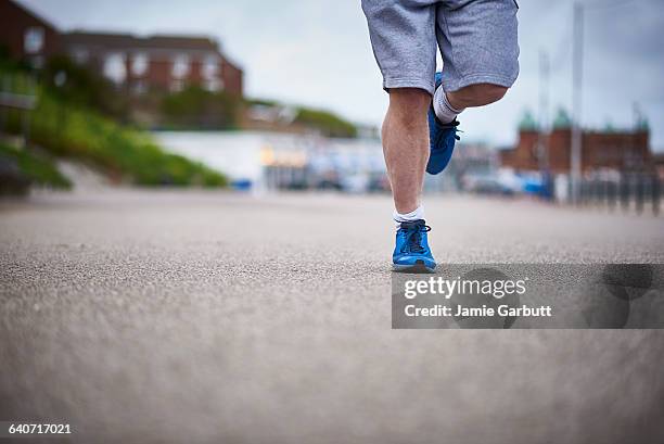 a male running in a urban environment - partie inférieure photos et images de collection
