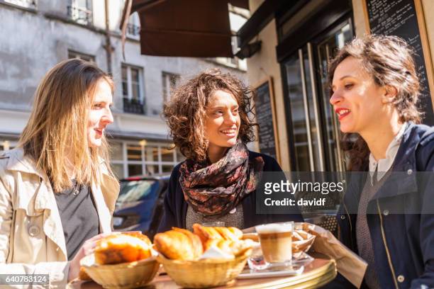 amis, prenant son petit déjeuner ensemble dans un café français - coffee break party photos et images de collection