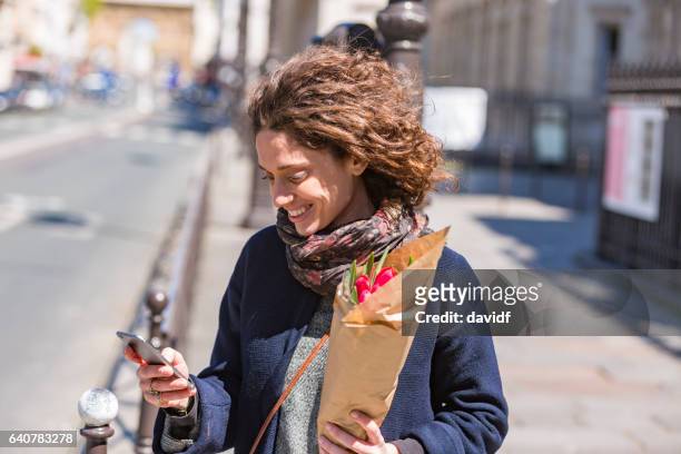ung kvinna i paris med en telefon för rida dela transport - kombinerad mobilitet bildbanksfoton och bilder