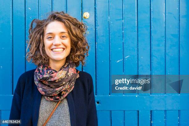 quirky portrait of a young woman pulling faces - insólito imagens e fotografias de stock