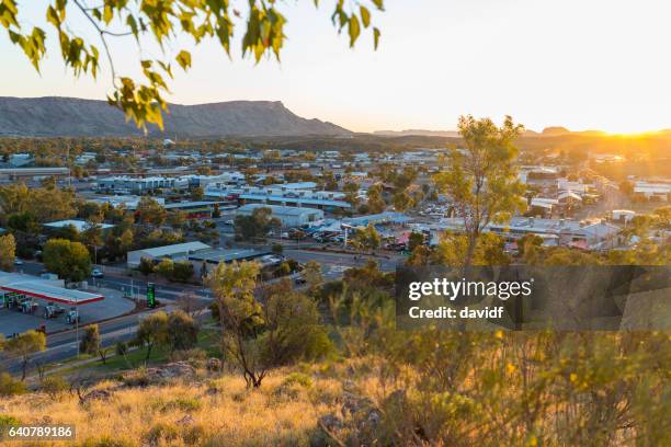 luftaufnahme von alice springs, northern territory, australien - alice springs stock-fotos und bilder