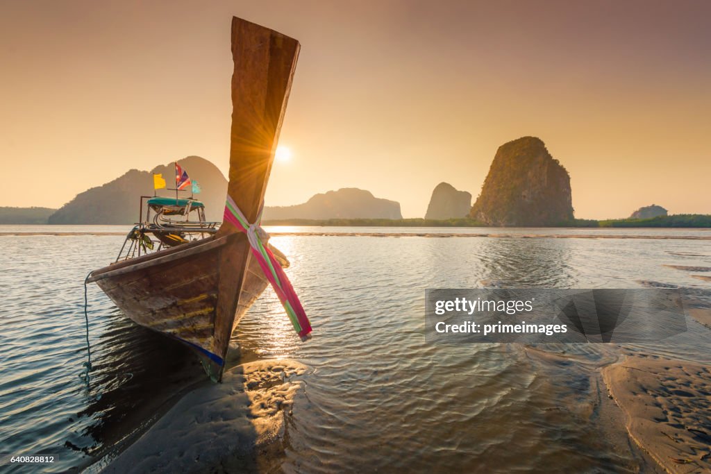 Prachtige zonsondergang op tropische zee met lange staart boot in Zuid-thailand