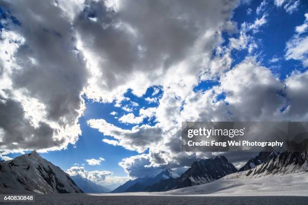 clouds over hispar la, biafo hispar snow lake trek, central karakoram national park, gilgit-baltistan, pakistan - gilgit baltistan stockfoto's en -beelden