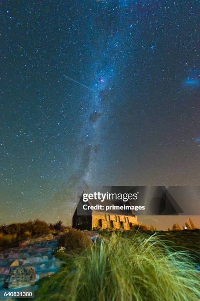 iglesia del buen pastor y la vía láctea, lake tekapo, nueva zelanda - tékapo fotografías e imágenes de stock