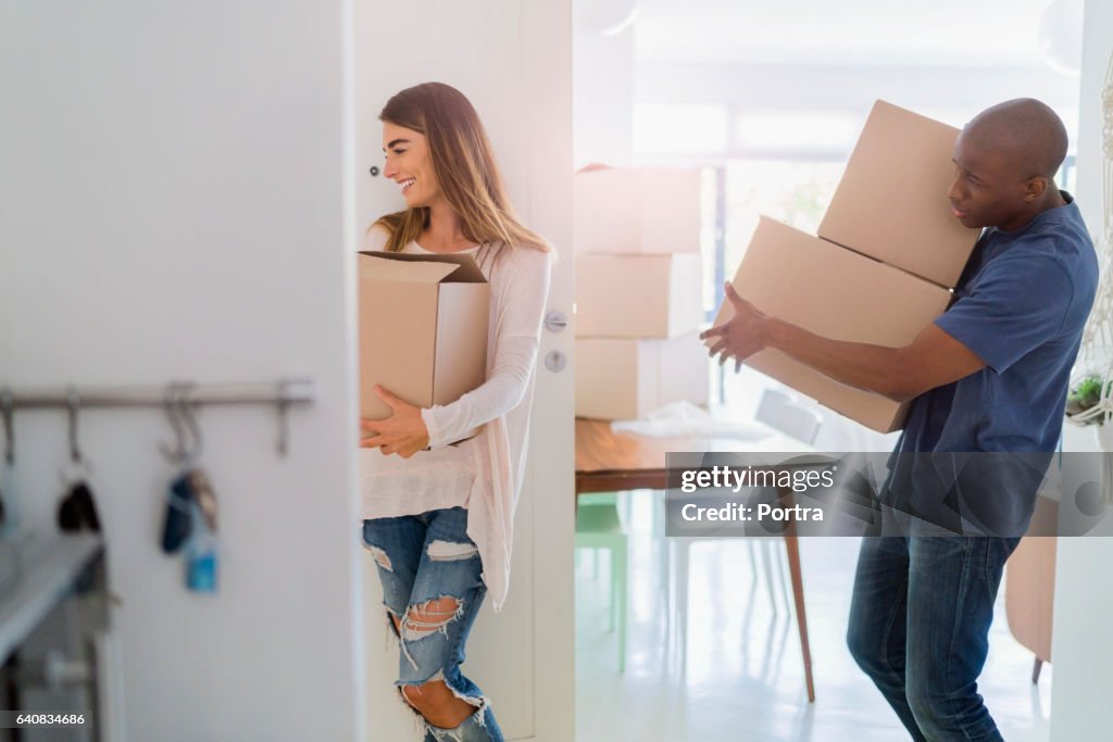 Uitvoering van de multi-etnische paar dozen in nieuwe woning