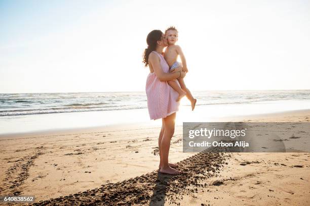 mutter mit sohn - acapulco stock-fotos und bilder