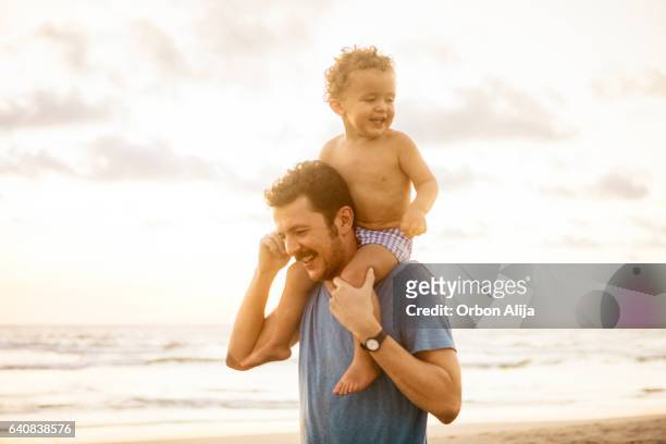 far och son på stranden - acapulco shore bildbanksfoton och bilder