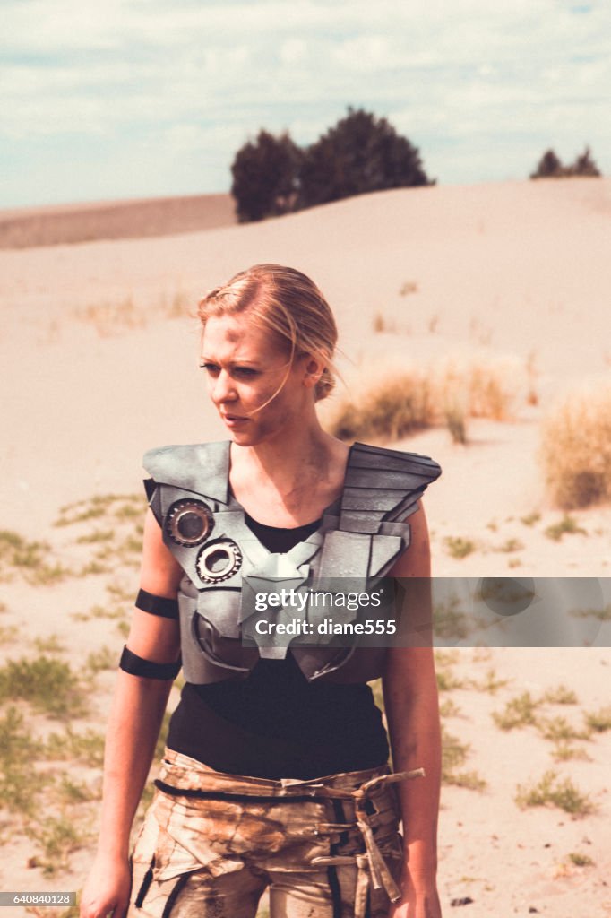 砂漠を歩く未来的な女性戦士