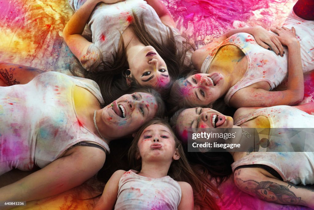 Gruppe von jungen Damen bedeckt mit Holi Pulver