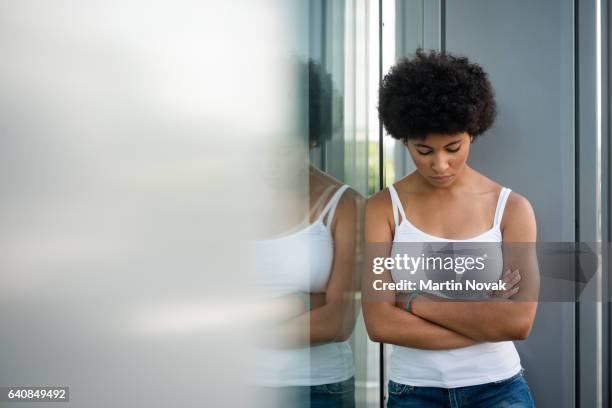 disappointed young girl posing with folded arms - repreensão imagens e fotografias de stock