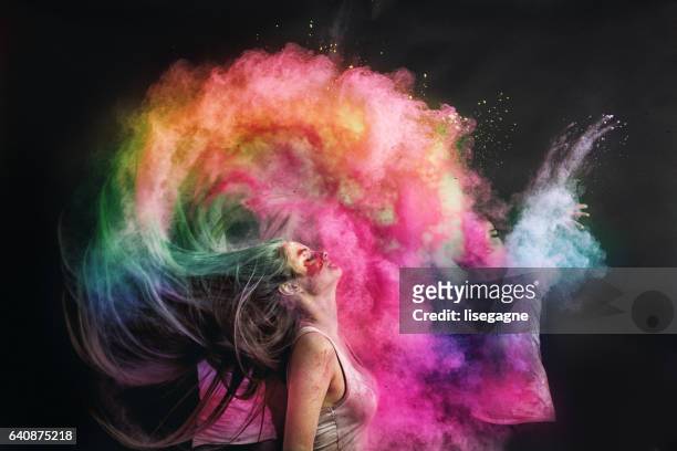donna che spruzza i capelli con polvere di holi - colore descrittivo foto e immagini stock