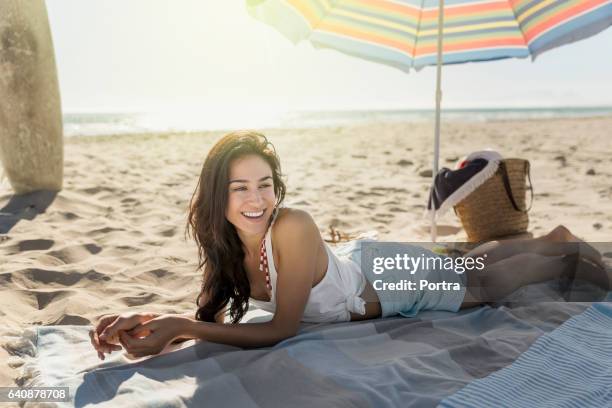 donna felice sdraiata sulla coperta in spiaggia - beach bag foto e immagini stock