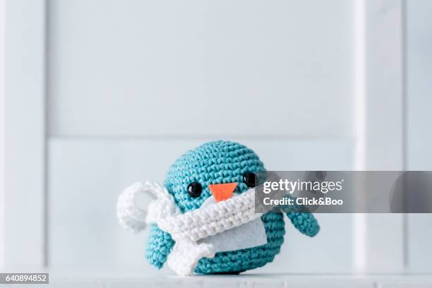 crocheted penguins - doll fotografías e imágenes de stock