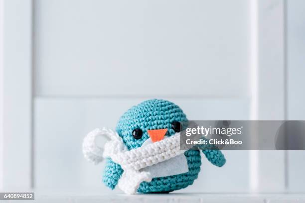 crocheted penguins - doudou photos et images de collection