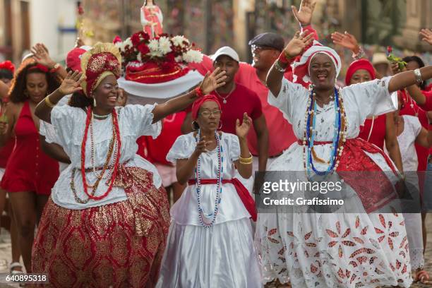 brazilië vrouwen die dansen in traditionele kleding van salvador de bahia - candomble stockfoto's en -beelden