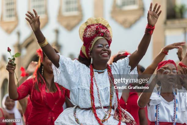 brazilië vrouwen dansen in salvador da bahia popayán - candomble stockfoto's en -beelden