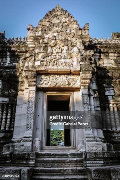 phimai: a khmer temple complex - phimai foto e immagini stock