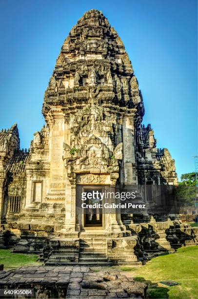 phimai: a khmer temple complex - phimai foto e immagini stock