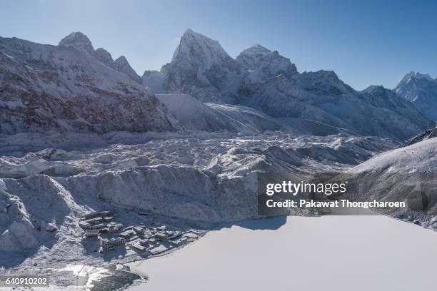 frozen lake and himalayas range, gokyo ri, solu khumbu, everest region, nepal - gokyo ri stock-fotos und bilder