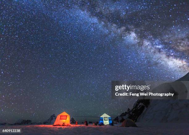 camping under milky way on hispar la, biafo hispar snow lake trek, central karakoram national park, gilgit-baltistan, pakistan - baltistan stock pictures, royalty-free photos & images