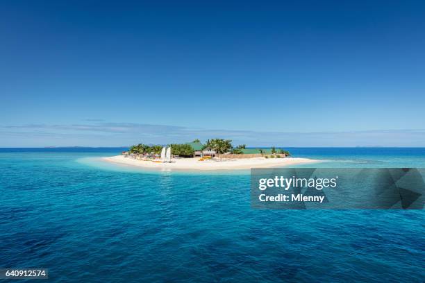 mooie kleine eilandje van fiji mamanuca-eilanden - beach umbrella isolated stockfoto's en -beelden