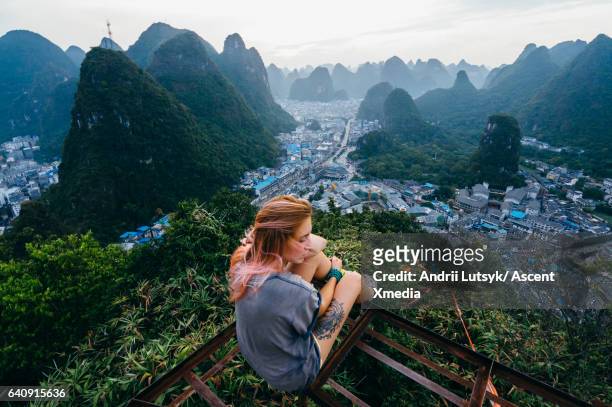 young woman enjoys view over yangshuo, karst mountains - reflexo cabelo pintado imagens e fotografias de stock