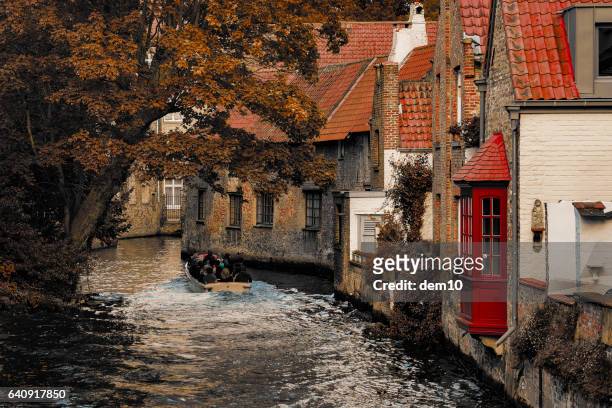 houses by canal - bruges belgium imagens e fotografias de stock
