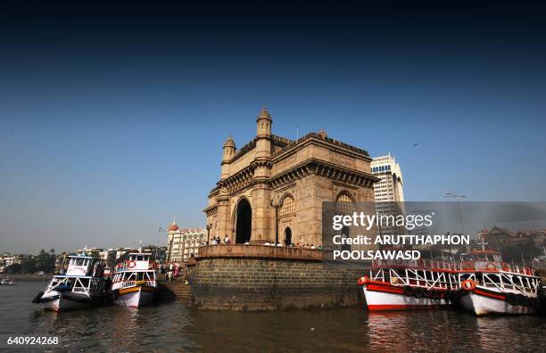 bombay gate gateway of india, mumbai - old houses in mumbai stock pictures, royalty-free photos & images