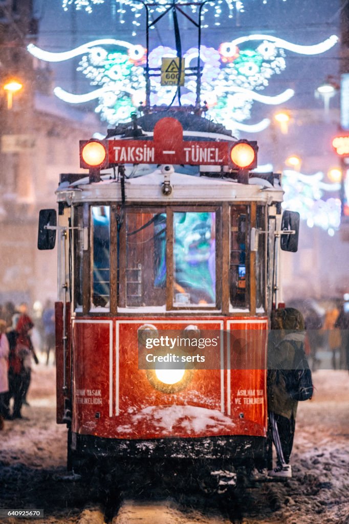Hiver et tramway rouge dans la rue Istiklal, Beyoglu, Istanbul.