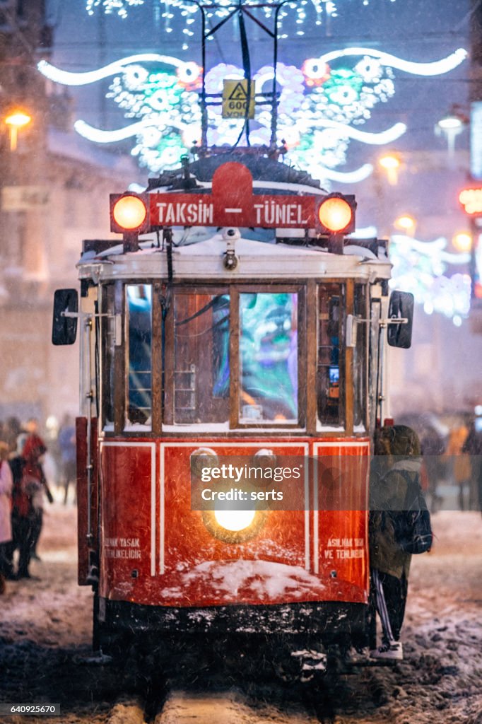 Inverno e eléctrico vermelho na Rua Istiklal, Beyoglu, Istambul.