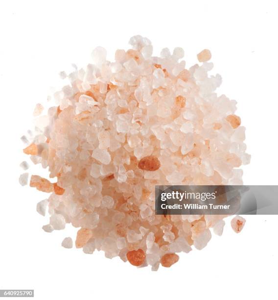 a close up food image of a circle, or round shaped pile of salt crystals - himalayan salt stock-fotos und bilder