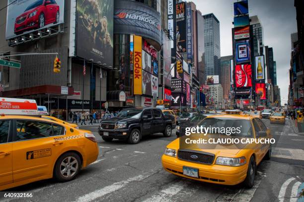 yellow cabs in nyc - yellow taxi fotografías e imágenes de stock