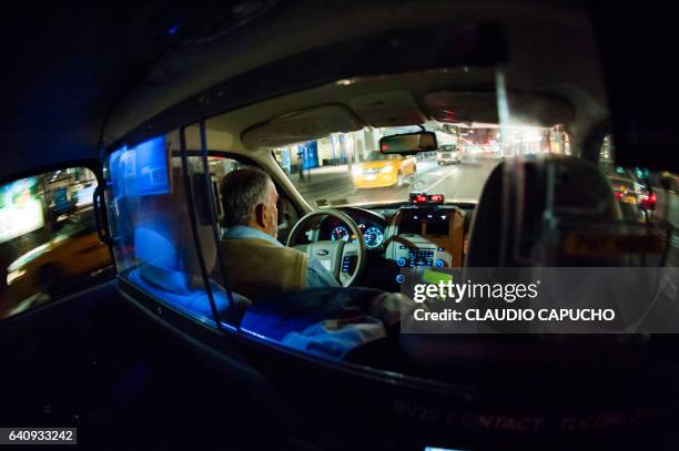 yellow cabs in nyc - claudio capucho stock pictures, royalty-free photos & images