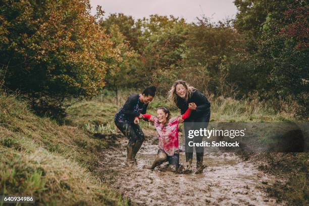 aider une fille ici ! - missing photos et images de collection