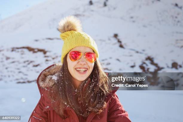 young teen enjoying snow - personas en movimiento photos et images de collection