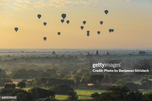 hot-air balloons flying over pagodas in bagan, mandalay, myanmar - bagan temples damaged in myanmar earthquake stock pictures, royalty-free photos & images