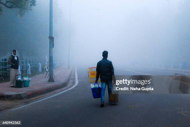 tea seller - delhi fog fotografías e imágenes de stock