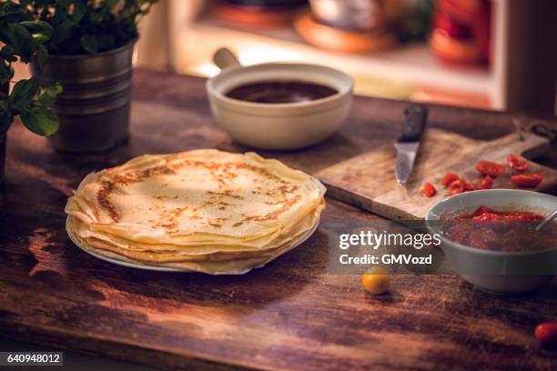 preparar cozido crepes panquecas com presunto e tomates - pannenkoeken imagens e fotografias de stock