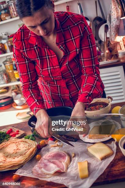 preparar cozido crepes panquecas com presunto e tomates - pannenkoeken imagens e fotografias de stock