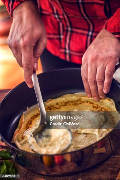 preparar cozido crepes panquecas com presunto e tomates - pannenkoeken imagens e fotografias de stock