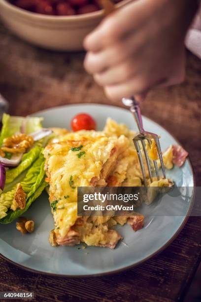 baked crepes pancakes with ham and tomatoes - pannenkoeken imagens e fotografias de stock