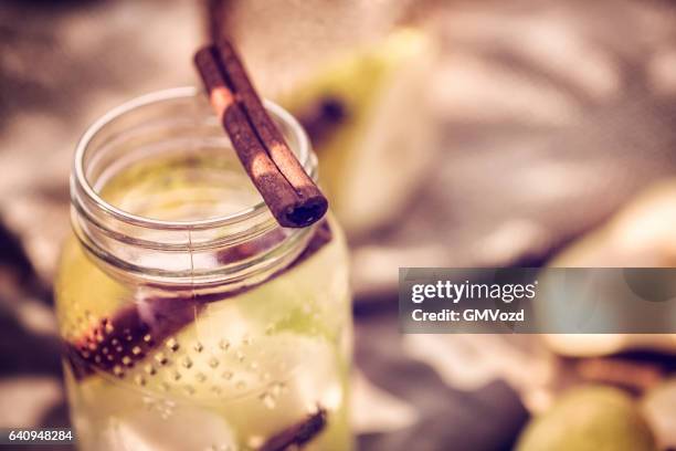 perfundida água com peras e canela frescos - canela imagens e fotografias de stock