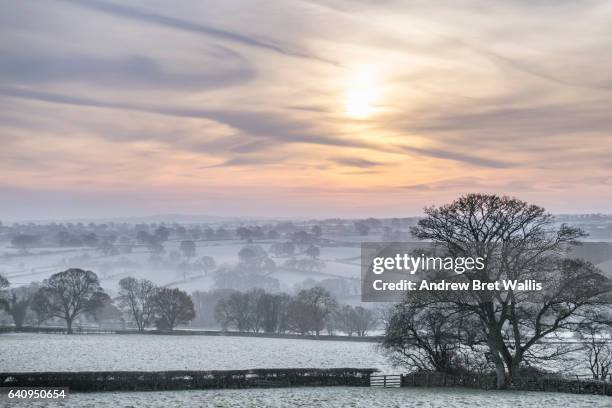 atmospheric mist covers the valley floor in rural north yorkshire - cold temperature foto e immagini stock