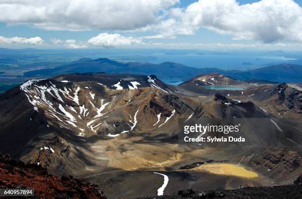 mt tongariro, red crater and blue lake - mt ngauruhoe stockfoto's en -beelden