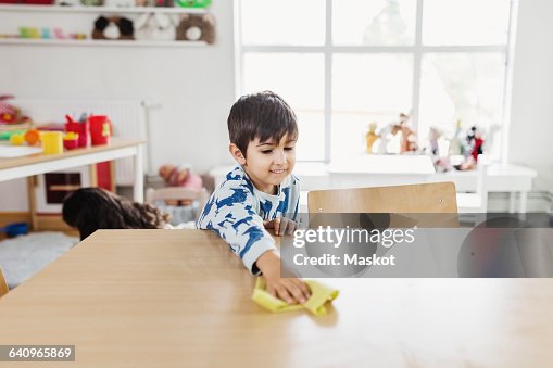 https://media.gettyimages.com/id/640965869/photo/boy-cleaning-dining-table-at-day-care-center.jpg?s=170667a&w=gi&k=20&c=w0mULvjBxMJOCeuI4ovcDef7Fwheu2-53UlY1nPJOu0=