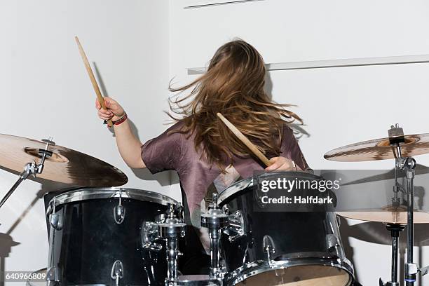 young woman playing drums - drummer stockfoto's en -beelden