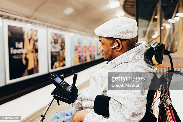 side view of disabled man at railroad station - assistive technology fotografías e imágenes de stock