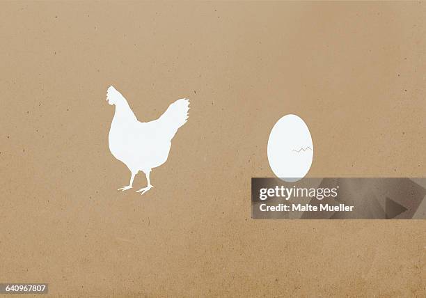 hen and egg against brown background - animal egg 幅插畫檔、美工圖案、卡通及圖標